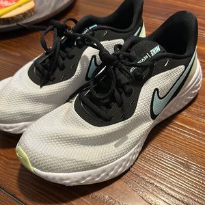 Women’s Nike shoes size 8.5